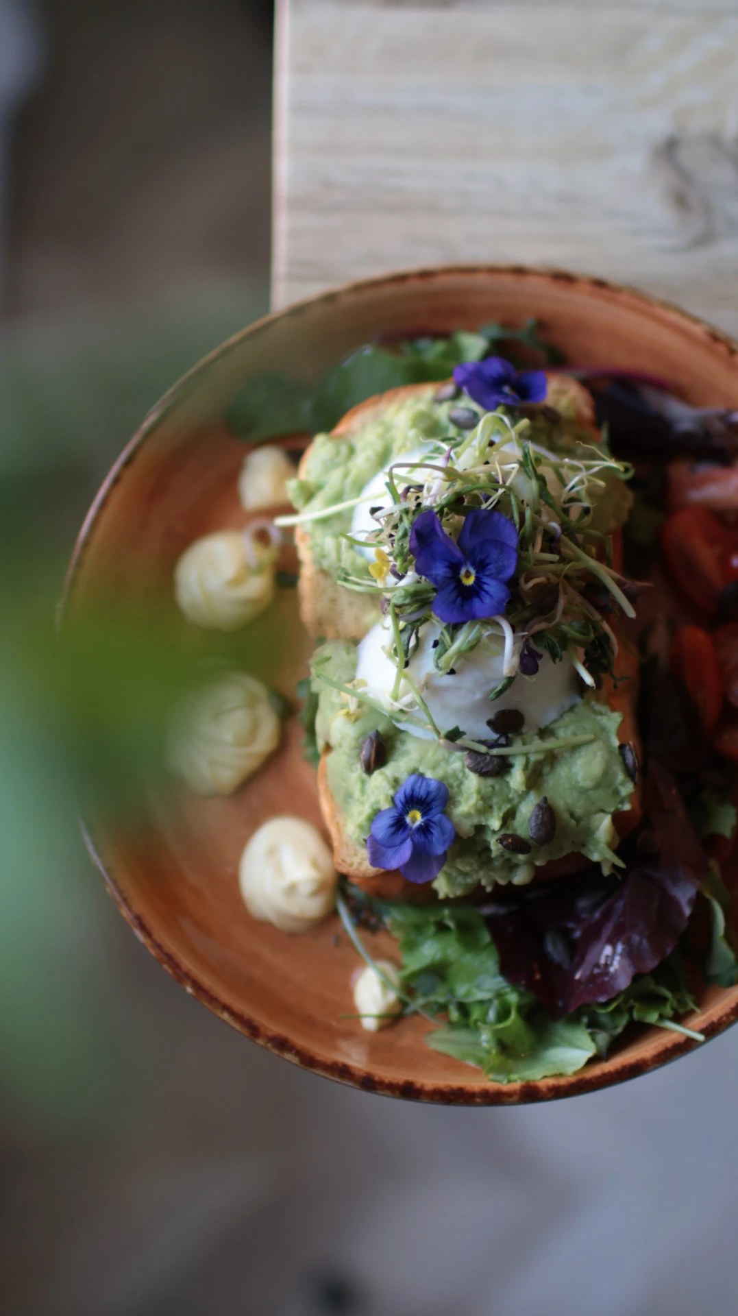 Detail van een vers gerecht met eetbare bloemen