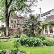 Een van de mooie wandelplekken in Utrecht zijn de hofjes