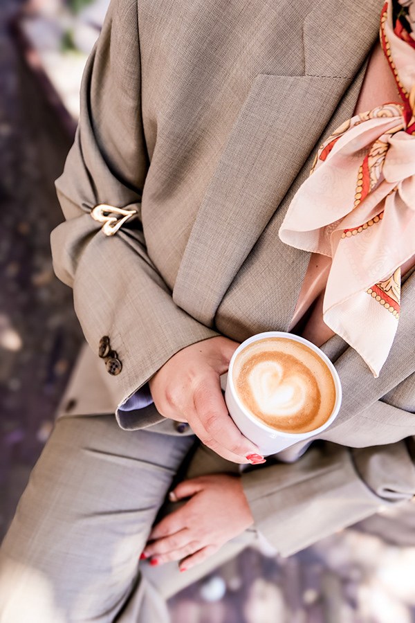 Portret met een kop koffie met hart in het melkschuim