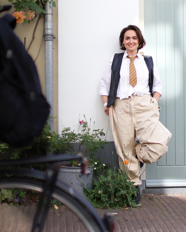 Fashionportret in een wit straatje