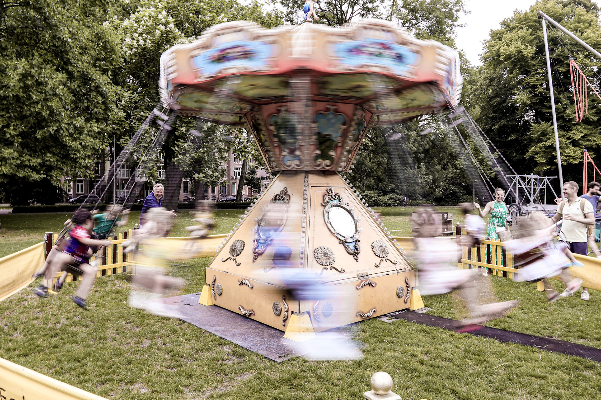 Draaiende zweefmolen op een festival in het park